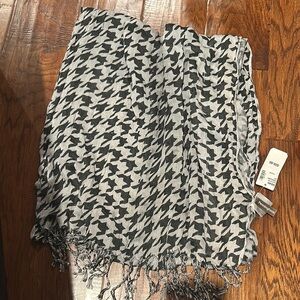 Penningtons Black and Gray Houndstooth Scarf